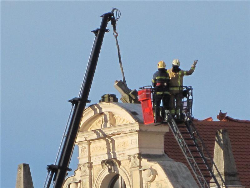 MOČAN VETER PREVRNIL KAMNITI KRIŽ NA CERKVI SV. MIHAELA V MENGŠU