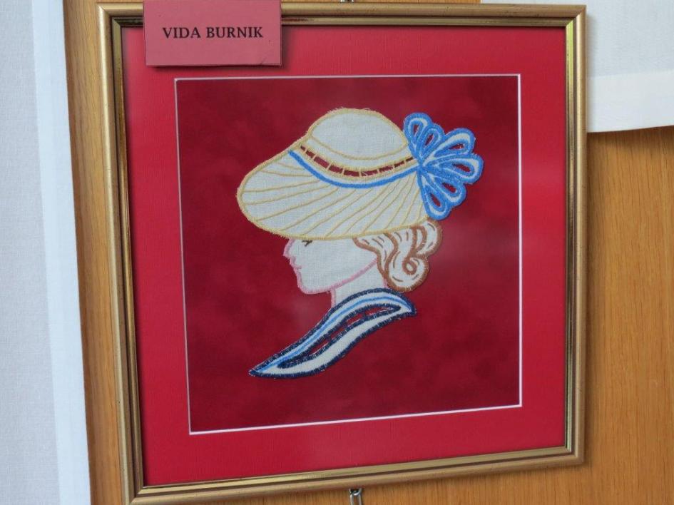 Skupna razstava mengeških Backovih vezilj in ikon Likovnega društva Mengeš