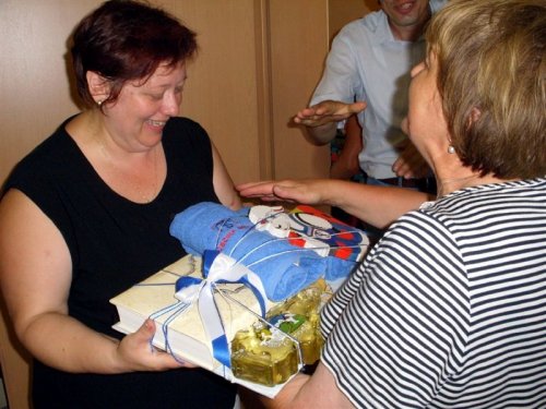 Predsednica TD Mengeš izroča darilo predsednici TD Cekar