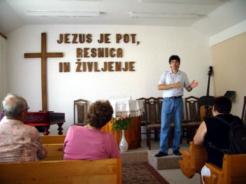  g Tihomir je govoril o zgodovini  tega hrama