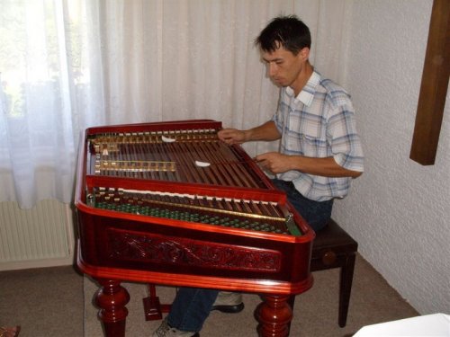 Brat od g. Tihomirja nam je zaigral na cimbale